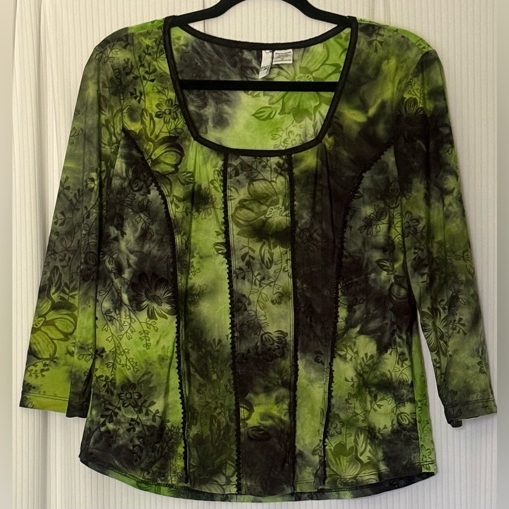 Sami & Jo Top 3/4 length sleeve Floral pattern Stretchy Fabric Smaller fit XL